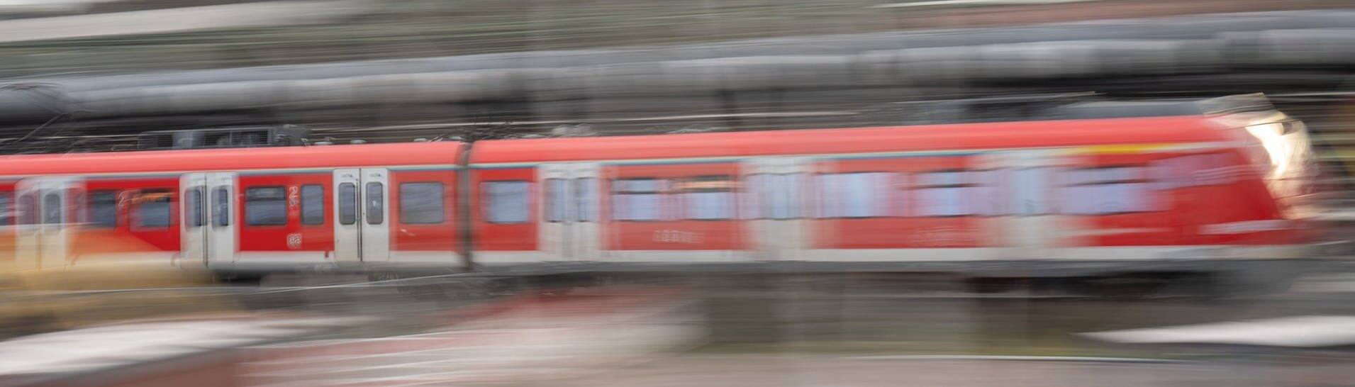 Eine S-Bahn fährt auf Gleisen (Symbolbild) - Eine 16-Jährige wurde in einem Zug bei Kaiserslautern sexuell belästigt (Foto: dpa Bildfunk, picture alliance/dpa | Sebastian Gollnow)