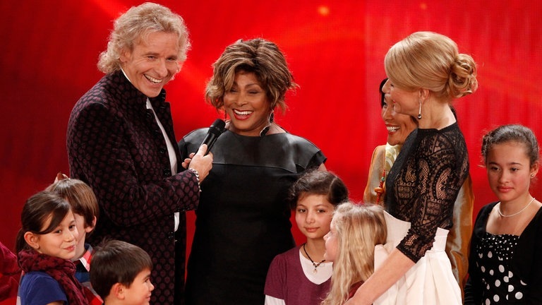 2011: Thomas Gottschalk spricht mit Tina Turner bei „Ein Herz für Kinder“. (Foto: dpa Bildfunk, picture alliance / dpa | Tobias Schwarz)