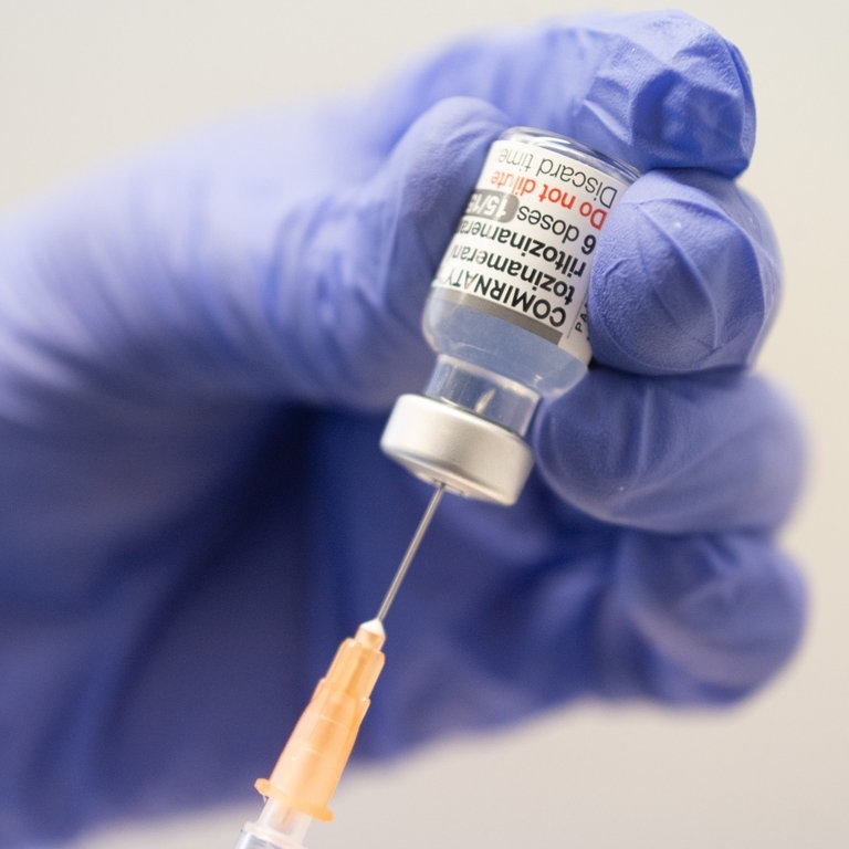 Ein Mitarbeiter zieht im Impfzentrum Mainz eine Spritze mit dem an die Omikron-BA.1-Variante angepassten Impfstoff Comirnaty von Biontech und Pfizer auf.  (Foto: dpa Bildfunk, Picture Alliance)