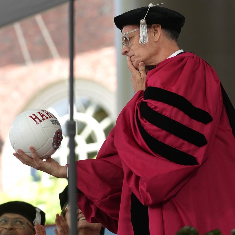„Sein oder Nichtsein“ scheint Tom Hanks hier zu fragen. (Foto: dpa Bildfunk, picture alliance/dpa/AP | Steven Senne)