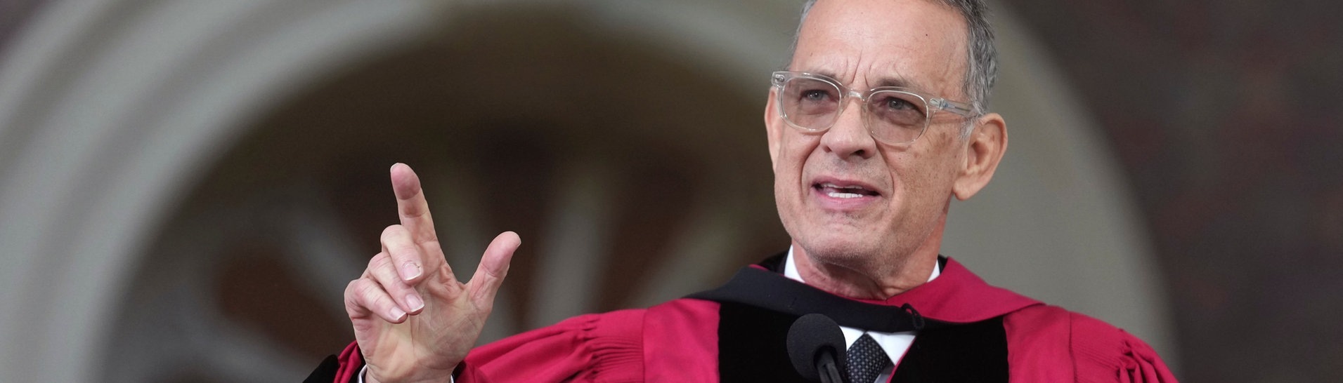 Tom Hanks bei seiner Rede vor Harvard-Absolventen. (Foto: dpa Bildfunk, picture alliance/dpa/AP | Steven Senne)