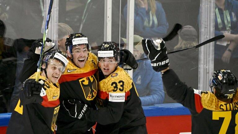 Eishockey: WM, USA - Deutschland, Finalrunde, Halbfinale: Die Spieler aus Deutschland feiern den Ausgleichstreffer zum 3:3. (Foto: dpa Bildfunk, picture alliance/dpa/Lehtikuva | Jussi Nukari)