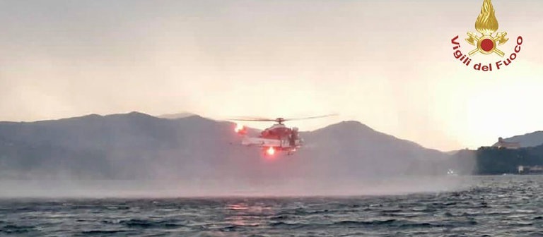 Hubschrauber bei der Suche nach Vermissten, nachdem ein Touristen-Boot in einem Sturm auf dem italienischen Lago Maggiore gekentert ist. (Foto: dpa Bildfunk, picture alliance/dpa/Vigili del Fuoco/AP | Uncredited)