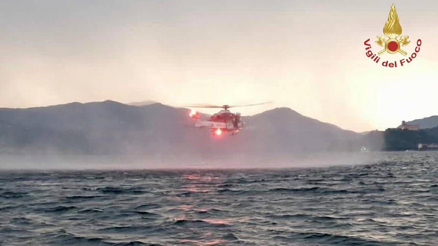 Hubschrauber bei der Suche nach Vermissten, nachdem ein Touristen-Boot in einem Sturm auf dem italienischen Lago Maggiore gekentert ist. (Foto: dpa Bildfunk, picture alliance/dpa/Vigili del Fuoco/AP | Uncredited)