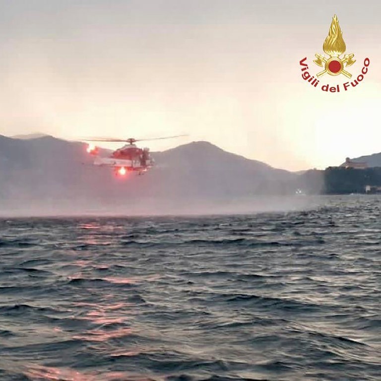 Hubschrauber bei der Suche nach Vermissten, nachdem ein Touristen-Boot in einem Sturm auf dem italienischen Lago Maggiore gekentert ist. (Foto: dpa Bildfunk, picture alliance/dpa/Vigili del Fuoco/AP | Uncredited)