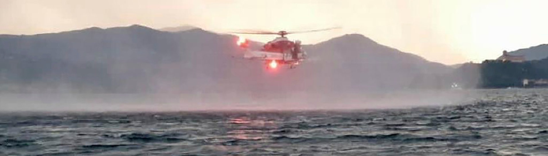 Hubschrauber bei der Suche nach Vermissten, nachdem ein Touristen-Boot in einem Sturm auf dem italienischen Lago Maggiore gekentert ist. (Foto: dpa Bildfunk, picture alliance/dpa/Vigili del Fuoco/AP | Uncredited)