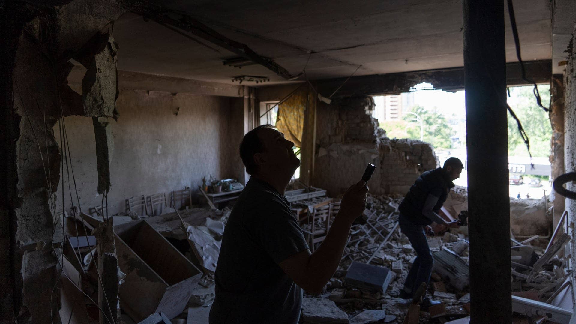 Krieg gegen die Ukraine: Männer in Kiew inspizieren eine zerstörte Wohnung nach einem Raketenangriff (Foto: dpa Bildfunk, picture alliance/dpa/AP | Vasilisa Stepanenko)