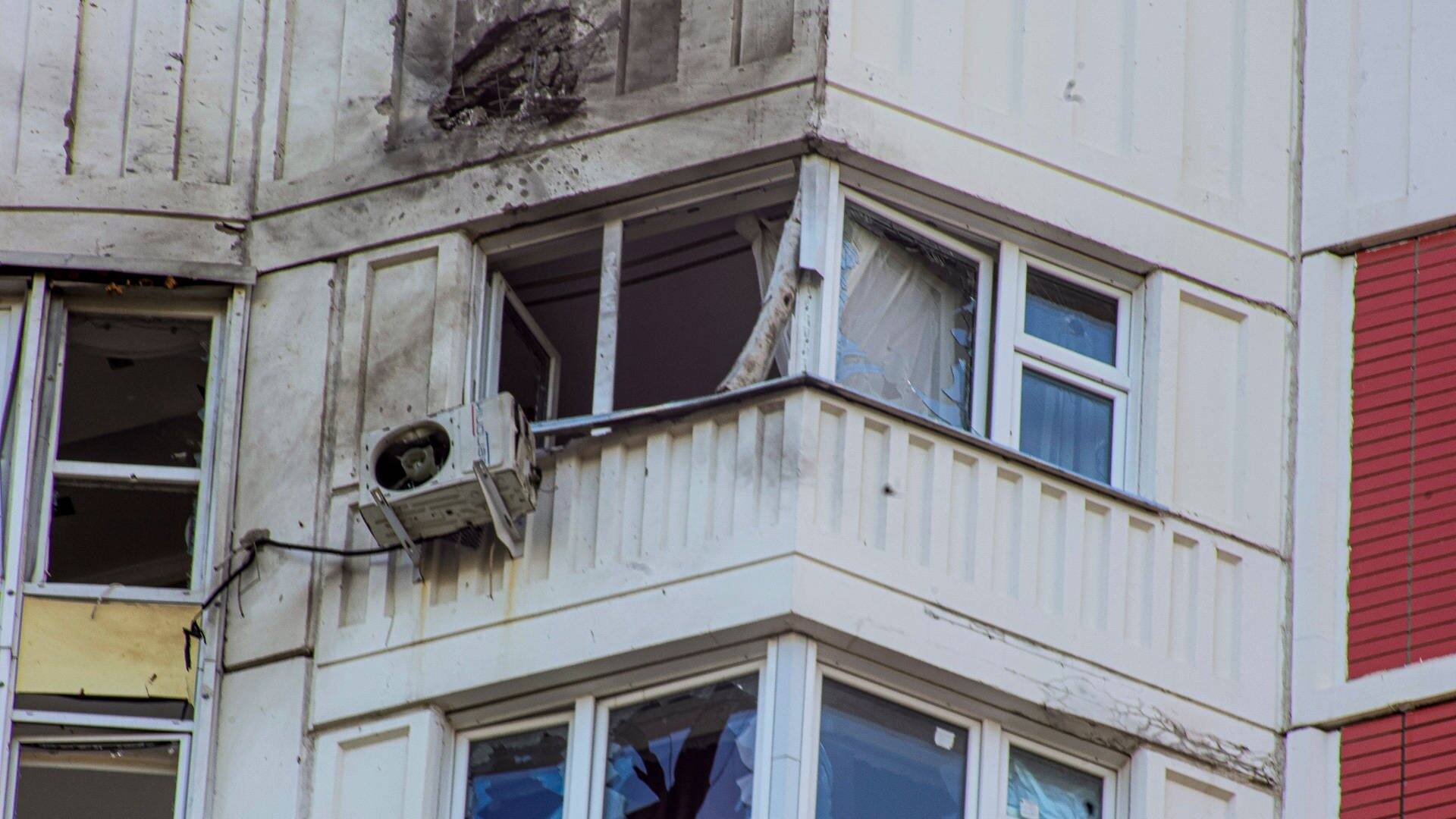 Ein Wohnhaus in Moskau, das Berichten zufolge durch eine ukrainische Drohne beschädigt wurde (Foto: dpa Bildfunk, picture alliance/dpa/AP | Uncredited)