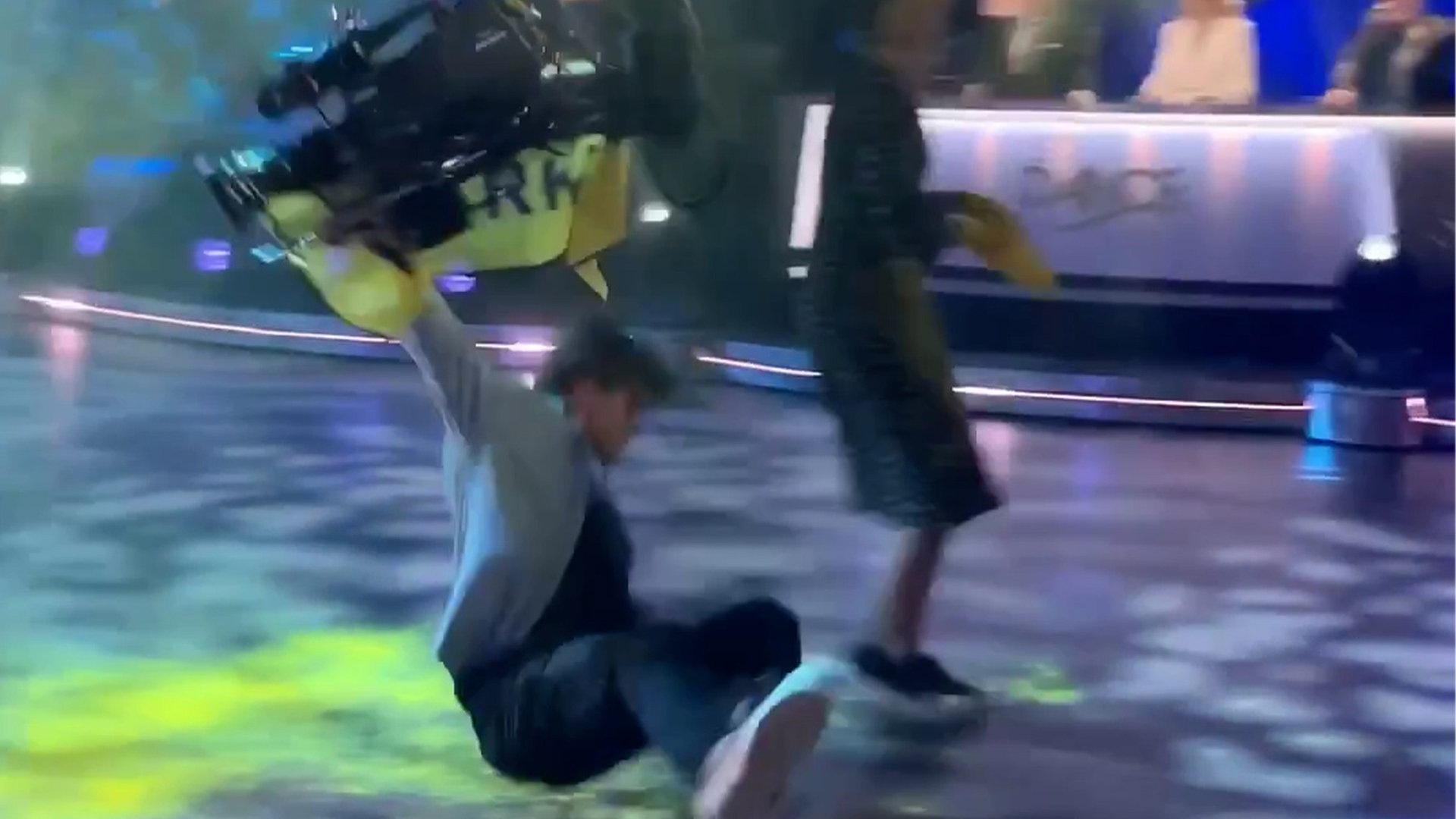 Bei einer Show von Let's Dance in Schweden wird ein junger Mann auf der Bühne von einem Kamerakran umgehauen (Foto: Instagram Återställ Våtmarker)