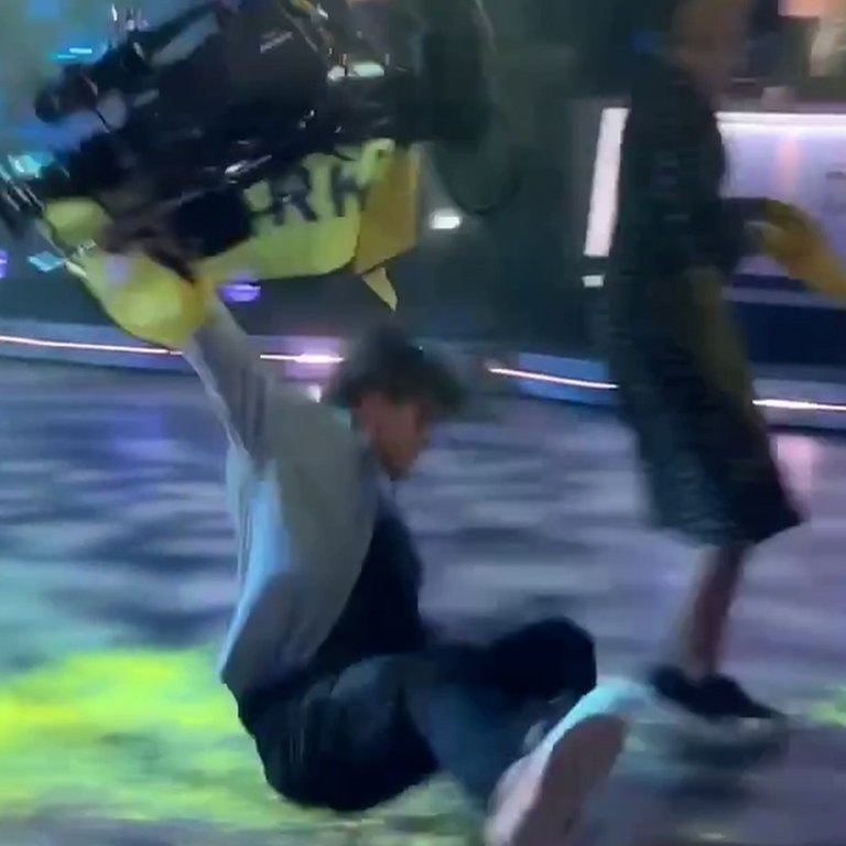 Bei einer Show von Let's Dance in Schweden wird ein junger Mann auf der Bühne von einem Kamerakran umgehauen (Foto: Instagram Återställ Våtmarker)