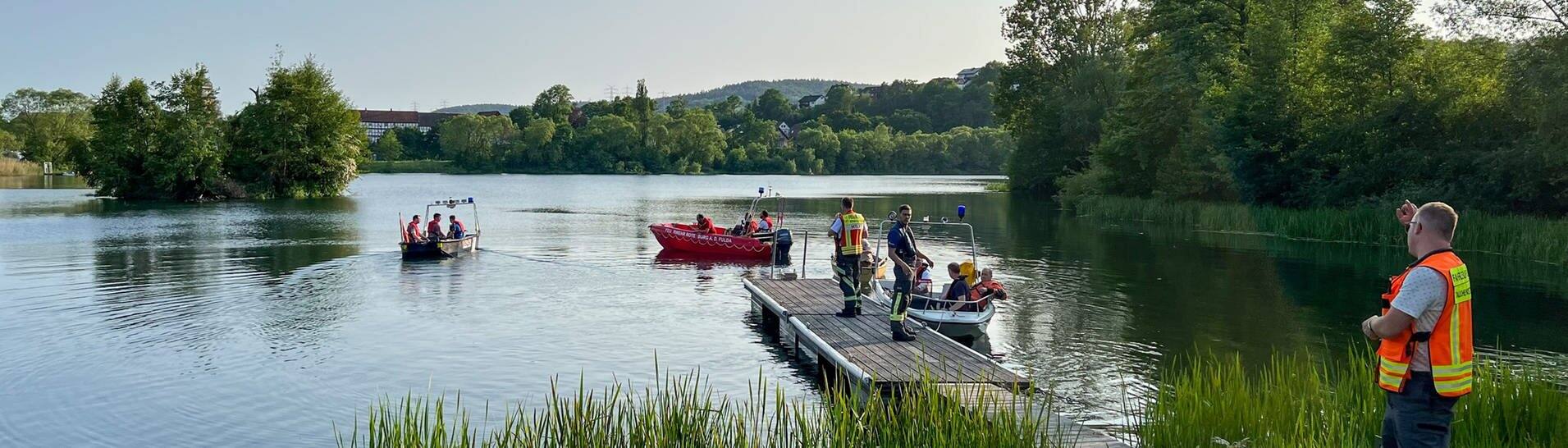 Feuerwehr und Rettungsdienste suchen am Breitenbacher See nach zwei vermissten Jugendlichen.  (Foto: dpa Bildfunk, picture alliance/dpa/TVNews-Hessen | Yuliya Krannich)