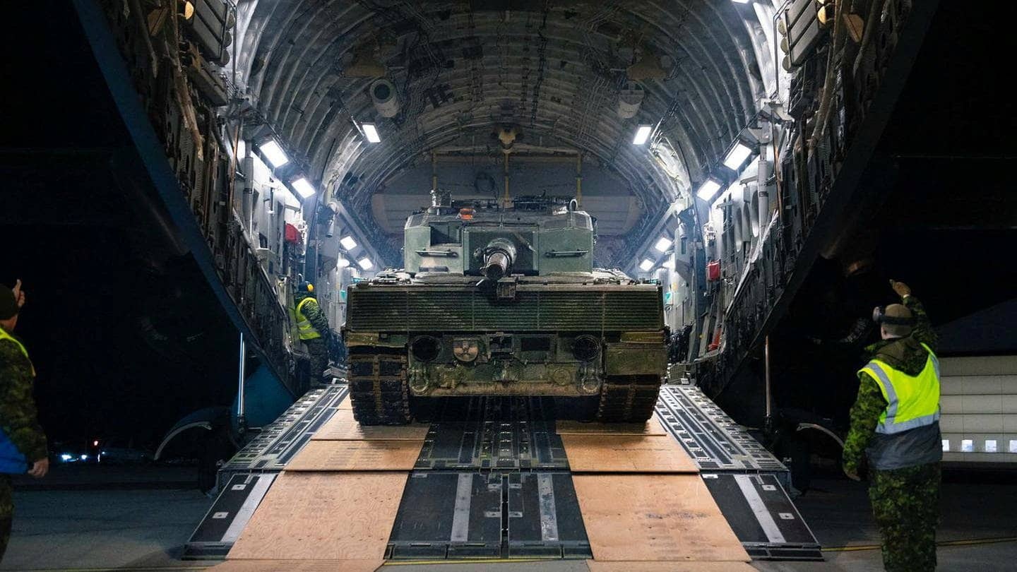 Der erste Leopard-Panzer aus Kanada wird in Polen aus dem Flugzeug geholt. (Foto: Reuters)