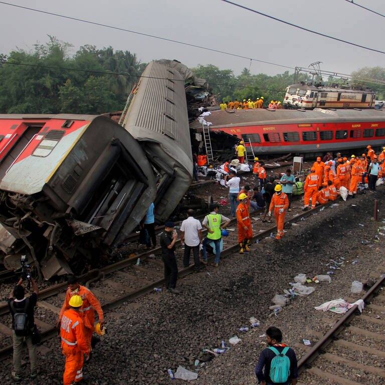 Rettungskräfte arbeiten an der Unfallstelle nach einem schweren Zugunglück im indischen Bundesstaat Odisha. (Foto: dpa Bildfunk, picture alliance/dpa/AP | Uncredited)