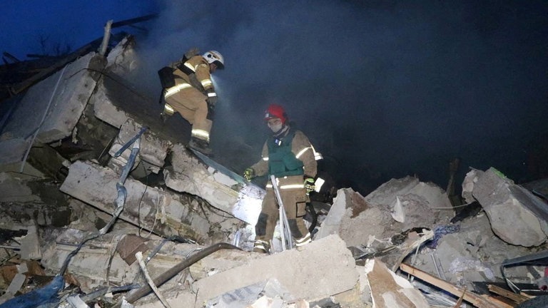 Einsatzkräfte in den Trümmern eines Wohnhauses in Dnipro, Ukraine (Foto: Reuters, Press service of the State Emergency Service of Ukraine/Handout via REUTERS)