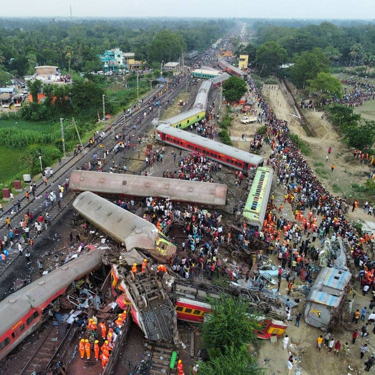 Luftbild des Unglücksorts, an dem drei Züge im indischen Bezirk Balasore ineinander gerast sind (Foto: Reuters, REUTERS/Stringer)