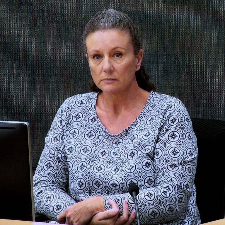 Archivphoto von 2019: Die Australierin Kathleen Folbigg erscheint via Videoverbindung während einer Untersuchung zur Verurteilung vor Gericht (Foto: dpa Bildfunk, picture alliance/dpa/AAPIMAGE | Joel Carrett)
