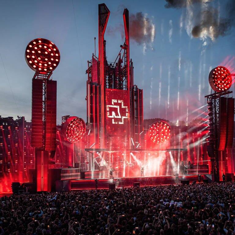 Blick auf die Bühne der Band Rammstein während eines Konzerts in Aarhus, Dänemark (Foto: IMAGO, IMAGO/Gonzales Photo)