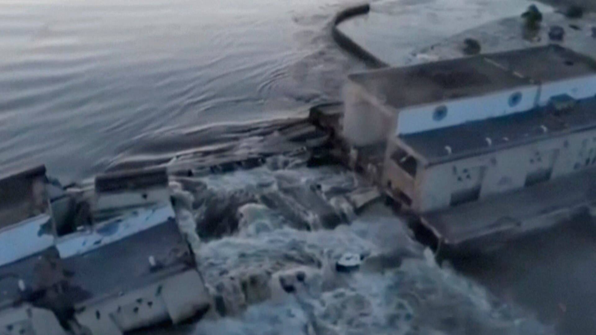 Dieses vom ukrainischen Präsidialamt über AP veröffentlichte Videostandbild zeigt den beschädigten Kachowka-Staudamm in der Nähe von Cherson.  (Foto: dpa Bildfunk, picture alliance/dpa/Ukraine's Presidential Office/AP | Uncredited)
