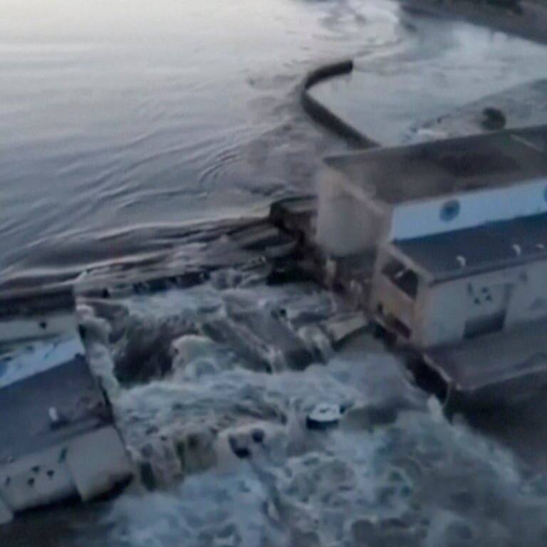 Dieses vom ukrainischen Präsidialamt über AP veröffentlichte Videostandbild zeigt den beschädigten Kachowka-Staudamm in der Nähe von Cherson.  (Foto: dpa Bildfunk, picture alliance/dpa/Ukraine's Presidential Office/AP | Uncredited)