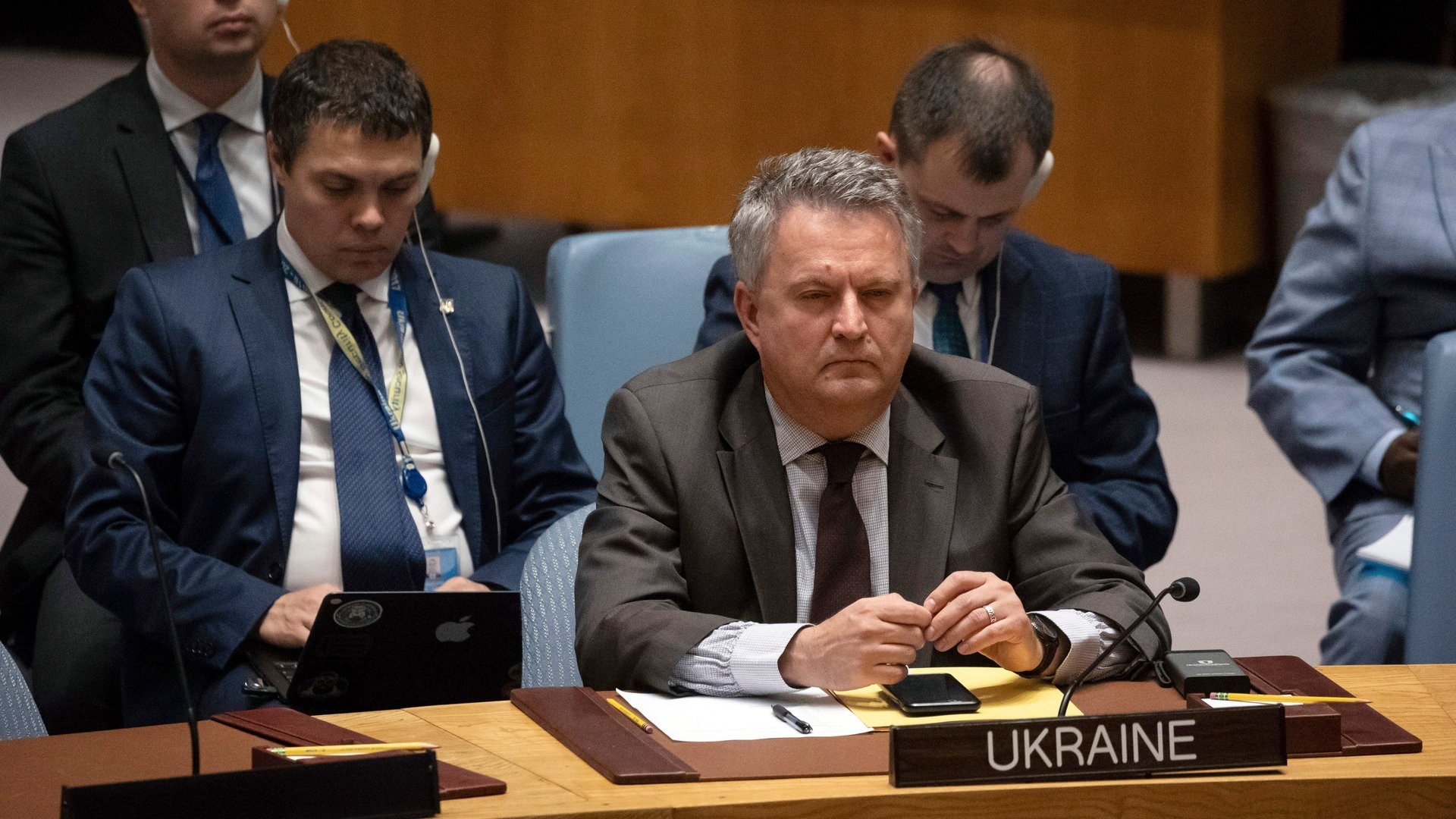 Serhij Kyslyzja, ukrainischer Botschafter bei den Vereinten Nationen, hört während einer Sitzung des Sicherheitsrates im Hauptquartier der Vereinten Nationen zu. (Foto: dpa Bildfunk, picture alliance/dpa/AP | Yuki Iwamura)
