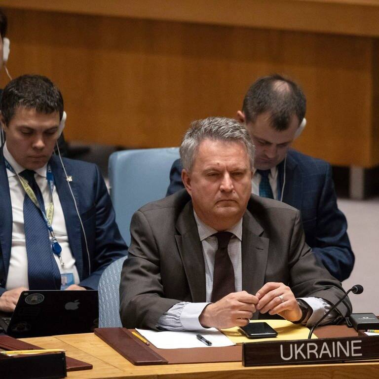 Serhij Kyslyzja, ukrainischer Botschafter bei den Vereinten Nationen, hört während einer Sitzung des Sicherheitsrates im Hauptquartier der Vereinten Nationen zu. (Foto: dpa Bildfunk, picture alliance/dpa/AP | Yuki Iwamura)