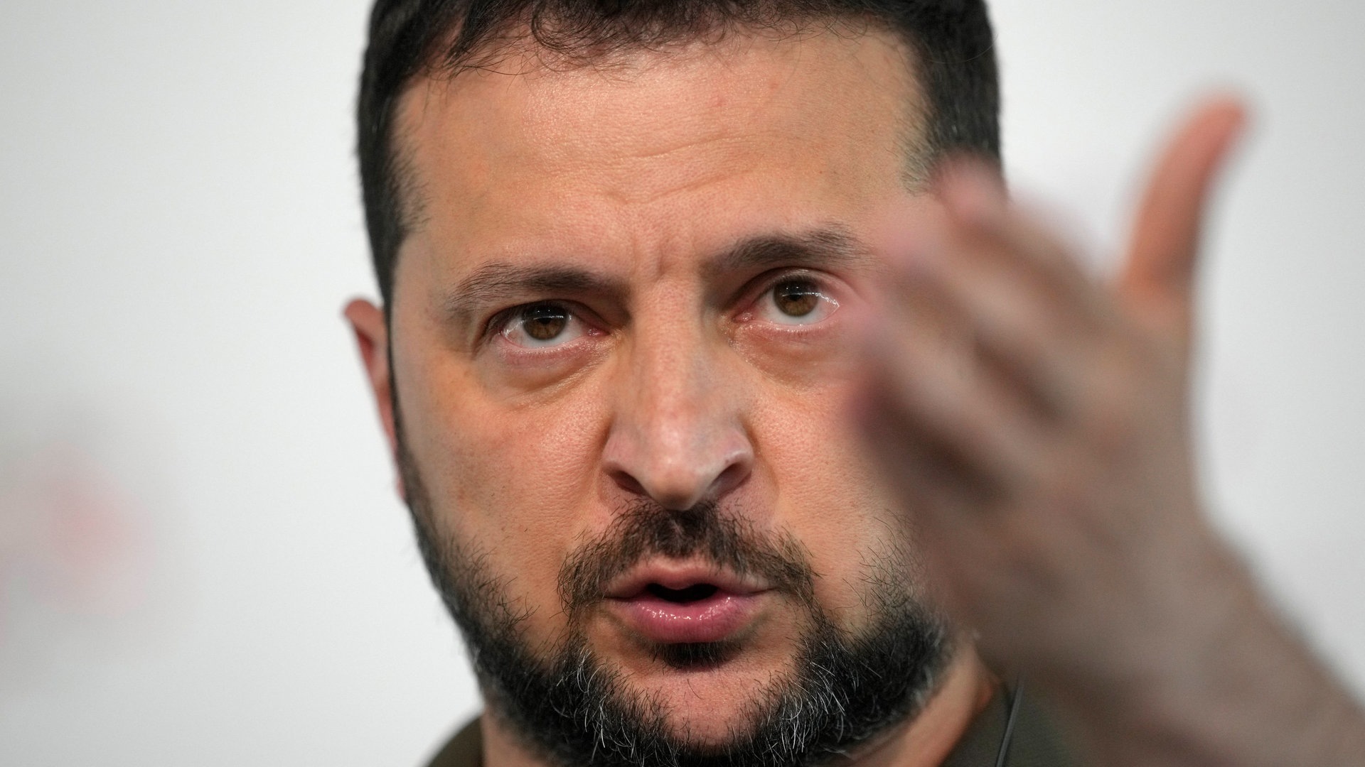 Wolodymyr Selenskyj, Präsident der Ukraine, spricht während des Gipfeltreffens der Europäischen Politischen Gemeinschaft (EPG) in Moldau zu den Medien. (Foto: dpa Bildfunk, Picture Alliance)