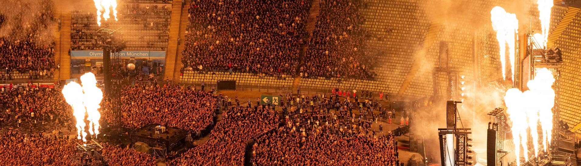Zuschauer im ausverkauften Olympiastadion in München verfolgen das Rammstein-Konzert. Feuerwerke gehen an der Bühne und in der Mitte in die Luft.  (Foto: dpa Bildfunk, picture alliance/dpa | Sven Hoppe)