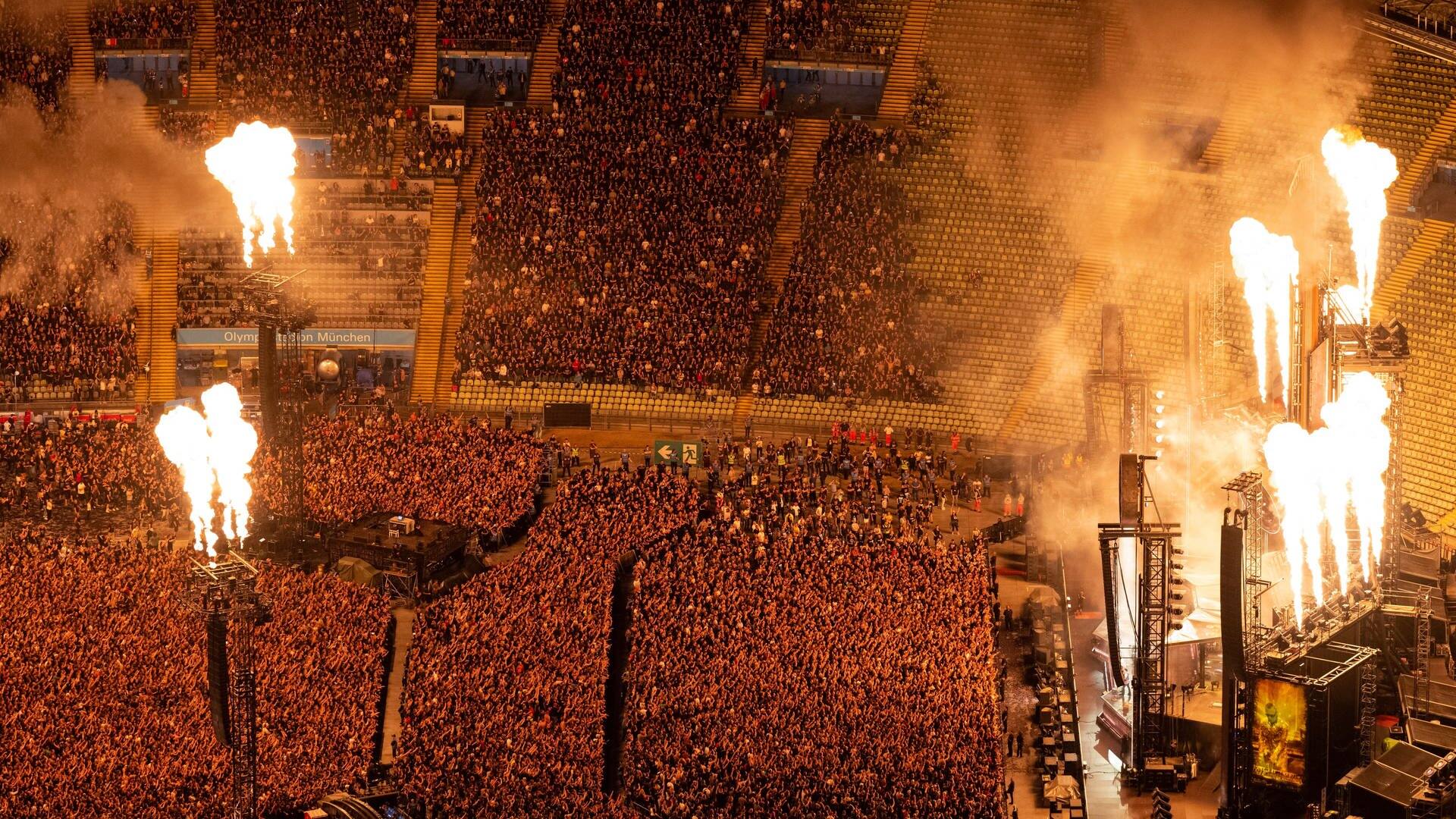 Zuschauer im ausverkauften Olympiastadion in München verfolgen das Rammstein-Konzert. Feuerwerke gehen an der Bühne und in der Mitte in die Luft.  (Foto: dpa Bildfunk, picture alliance/dpa | Sven Hoppe)