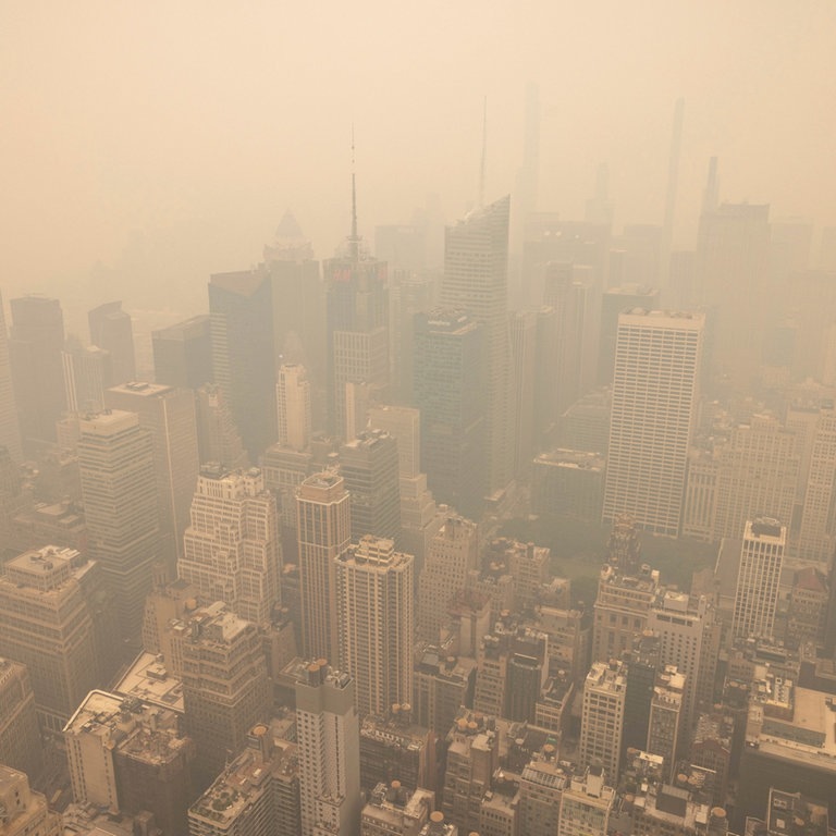 Dieses vom Empire State Building aus aufgenommene Foto zeigt New York City im Dunst. Waldbrände in Kanada hüllen den Nordosten der USA in Dunst und verfärben den Himmel. (Foto: dpa Bildfunk, picture alliance/dpa/AP | Yuki Iwamura)