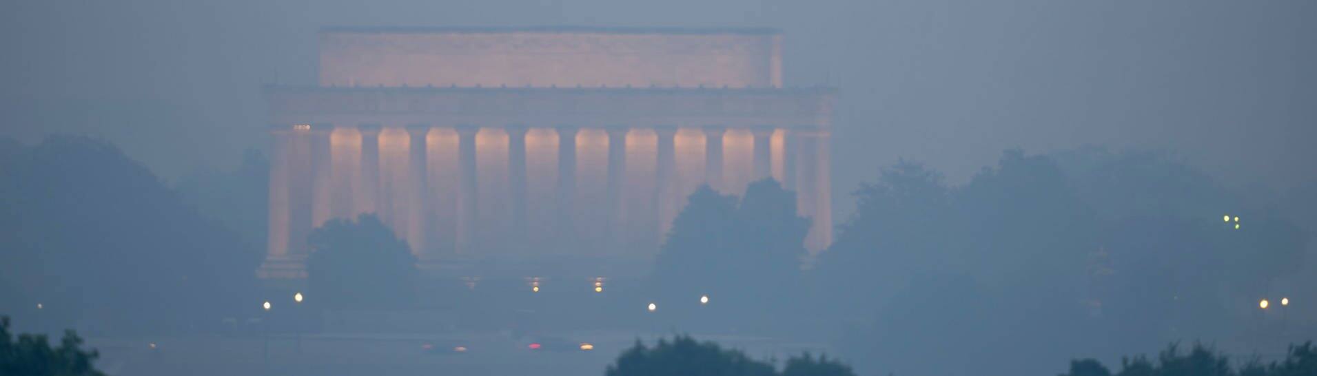 Der Blick auf das Lincoln Memorial ist von Rauch betrübt.  (Foto: dpa Bildfunk, picture alliance/dpa/AP | Alex Brandon)
