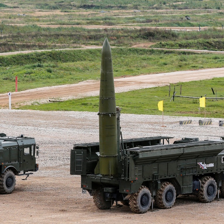 Eine Iskander-M-Rakete wird während einer Demonstration im Patriot-Park der russischen Streitkräfte auf den Abschuss vorbereitet.  (Foto: dpa Bildfunk, picture alliance/dpa/EPA | Sergei Ilnitsky)