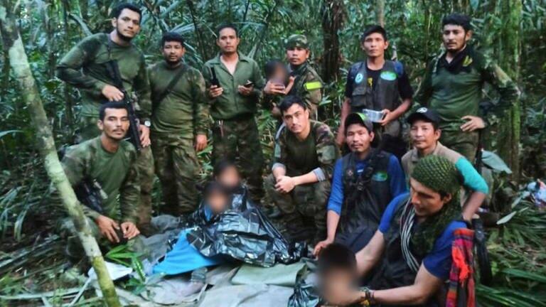 Soldaten und indigene Männer kümmern sich im Regenwald um die vier gefundenen Kinder, die den Flugzeugabsturz in Kolumbien überlebt haben. (Foto: dpa Bildfunk, picture alliance/dpa/Colombia's Armed Force Press Office/AP | Uncredited)