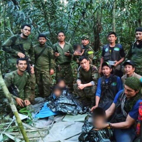 Soldaten und indigene Männer kümmern sich im Regenwald um die vier gefundenen Kinder, die den Flugzeugabsturz in Kolumbien überlebt haben. (Foto: dpa Bildfunk, picture alliance/dpa/Colombia's Armed Force Press Office/AP | Uncredited)