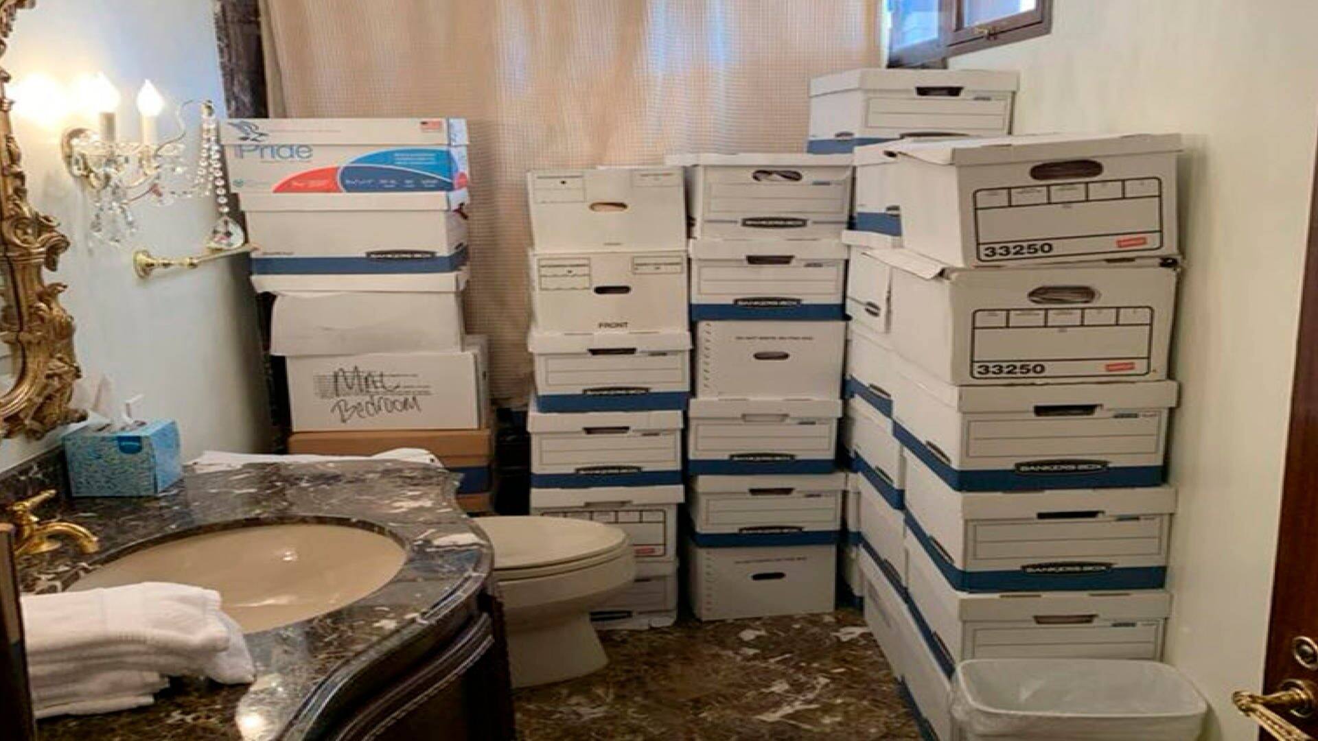 Dieses Foto, das in der Anklageschrift gegen den ehemaligen US-Präsidenten Trump enthalten ist, zeigt Kisten mit Dokumenten, die in einem Badezimmer und einer Dusche im Lake Room von Trumps Anwesen Mar-a-Lago in Palm Beach gelagert werden. (Foto: dpa Bildfunk, picture alliance/dpa/Justice Department/AP | Uncredited)