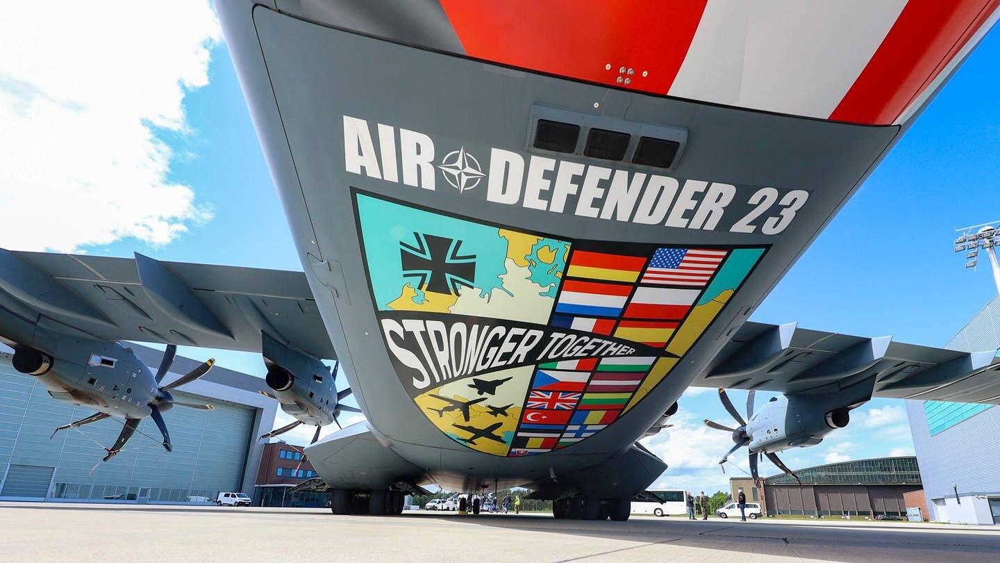 „Air Defender 23“ steht zusammen mit dem Logo des Manövers auf dem Bauch eines Militärflugzeugs (Foto: IMAGO, IMAGO/localpic)