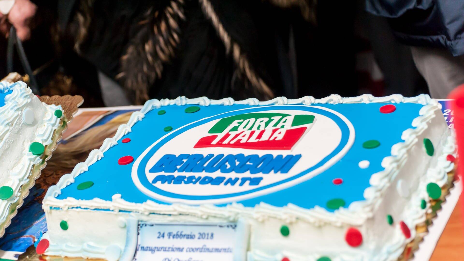 Ein Kuchen mit dem Logo der Partei „Forza Italia“ und der Aufschrift „Berlusconi Presidente“ steht auf einem Tisch (Foto: dpa Bildfunk, picture alliance / Sonia Brandolone/Pacific Press via ZUMA Wire/dpa | Sonia Brandolone)