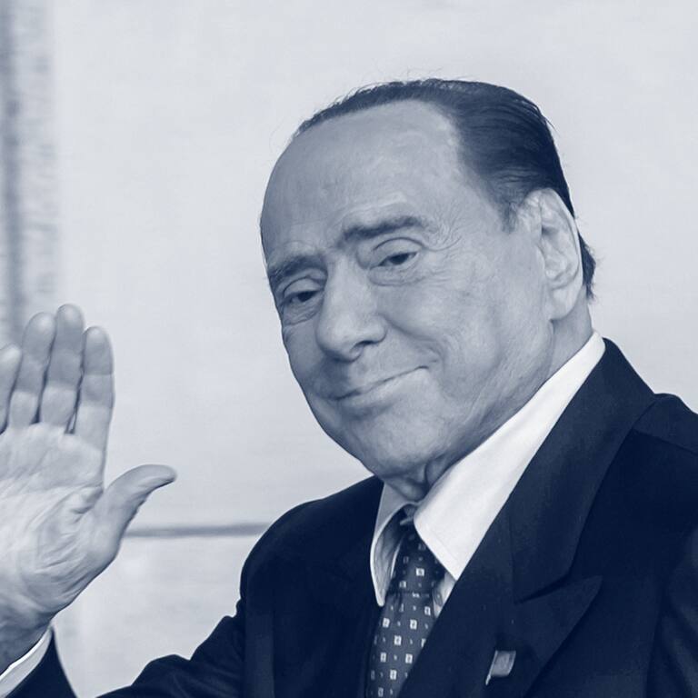 Silvio Berlusconi winkt in die Kamera, das Bild ist schwarz-weiß. (Foto: dpa Bildfunk, picture alliance/dpa/LaPresse via ZUMA Press | Mauro Scrobogna)