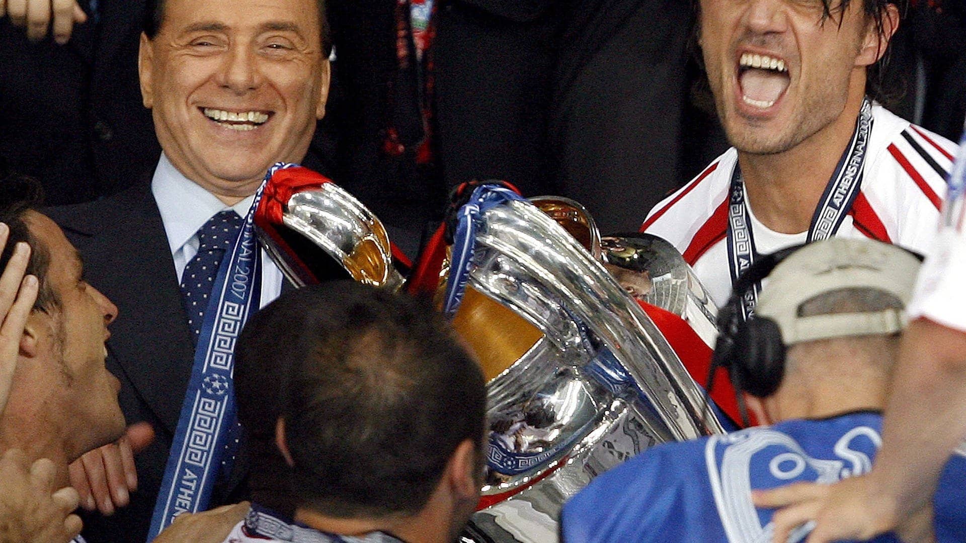 Hier feiert er mit AC-Milan-Kapitän Paolo Maldini nach dem Finale der UEFA Champions League im Mai 2007.  (Foto: dpa Bildfunk, picture-alliance/ dpa | epa ansa Daniel Dal Zennaro)