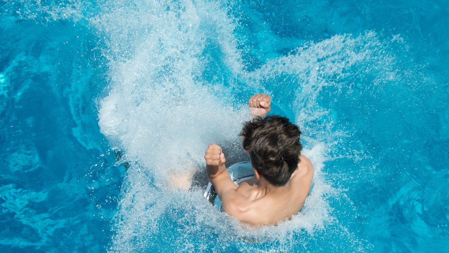 Foto: dpa Bildfunk, picture alliance/dpa/dpa-Zentralbild | Sebastian Kahnert Hitze im Sommer: Ein Mann springt von einem Sprungturm in ein Schwimmbecken. (Foto: dpa Bildfunk, picture alliance/dpa/dpa-Zentralbild | Sebastian Kahnert)