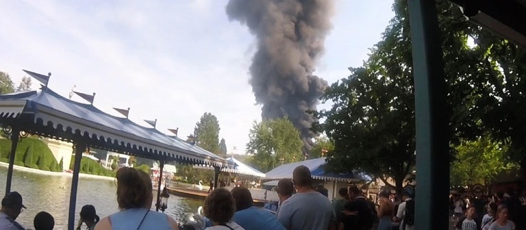 Besucher blicken auf eine große Rauchsäule im Europa-Park Rust. (Foto: dpa Bildfunk, picture alliance/dpa/zema-medien | ---)