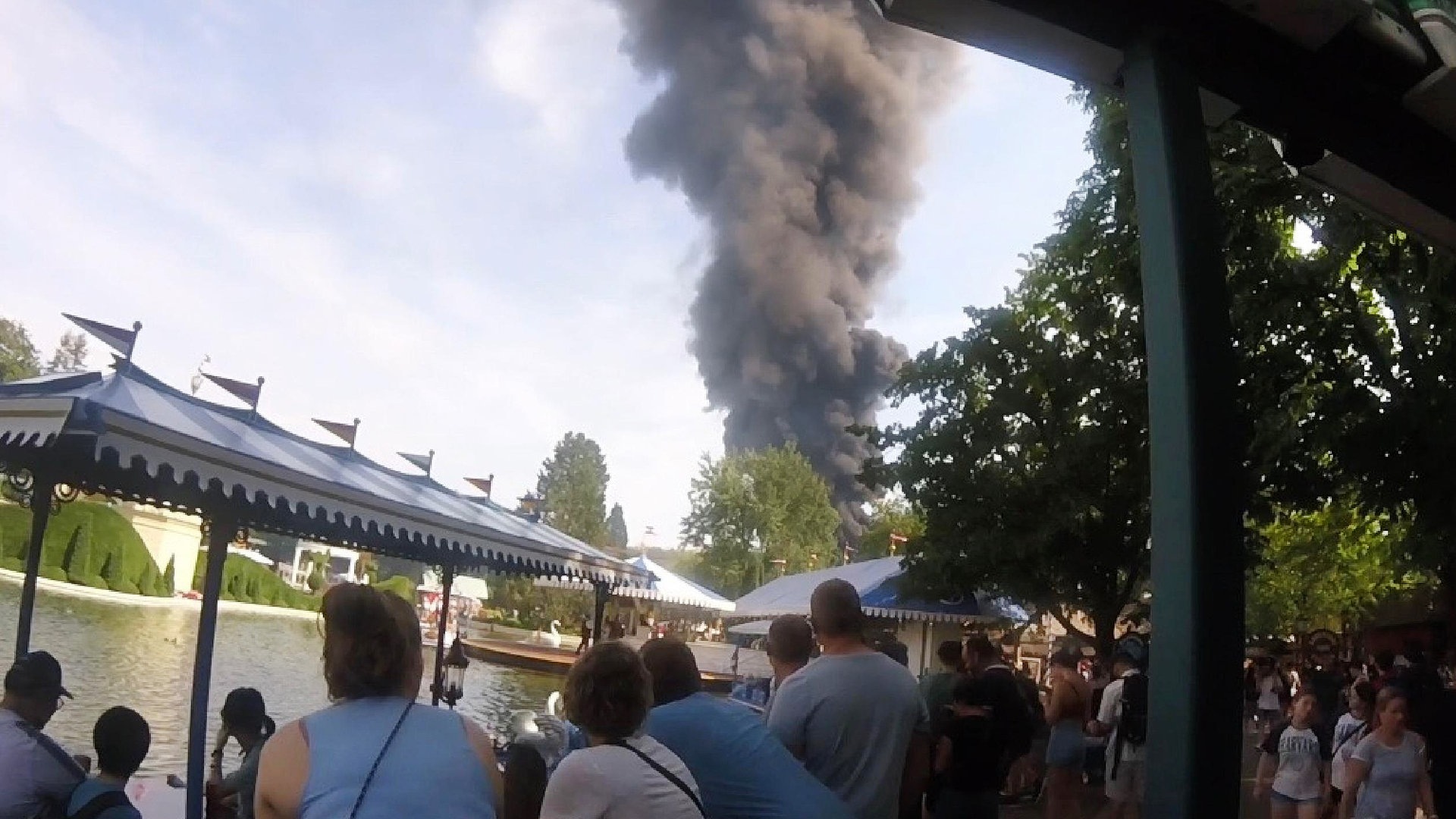 Besucher blicken auf eine große Rauchsäule im Europa-Park Rust. (Foto: dpa Bildfunk, picture alliance/dpa/zema-medien | ---)