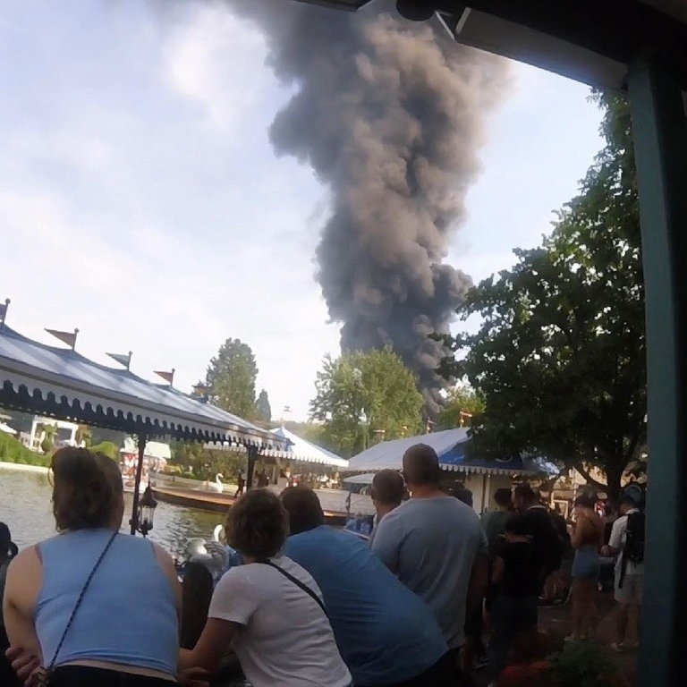 Besucher blicken auf eine große Rauchsäule im Europa-Park Rust. (Foto: dpa Bildfunk, picture alliance/dpa/zema-medien | ---)