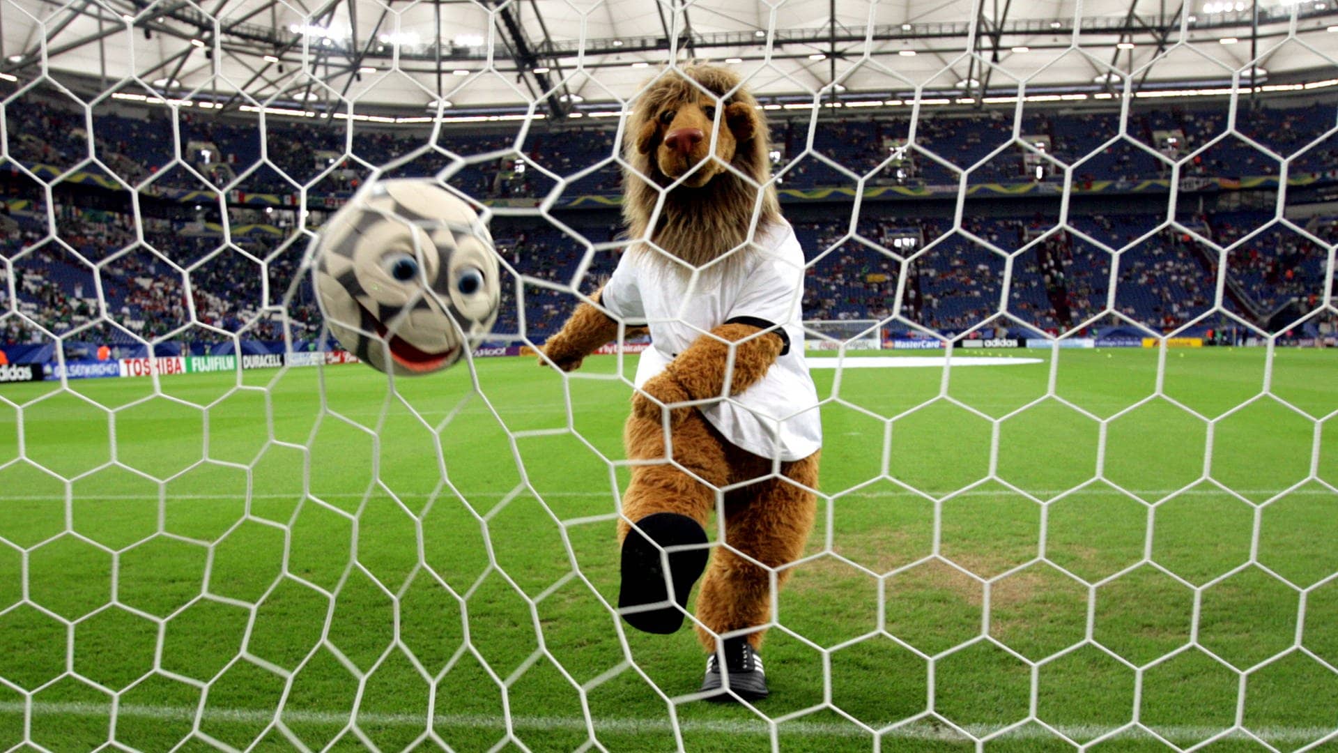 Goleo - das Maskottchen der WM 2006. An dem Plüsch-Löwen gab es viel Kritik, weil er keine Hose hatte (Foto: dpa Bildfunk, picture alliance/dpa | Achim Scheidemann)