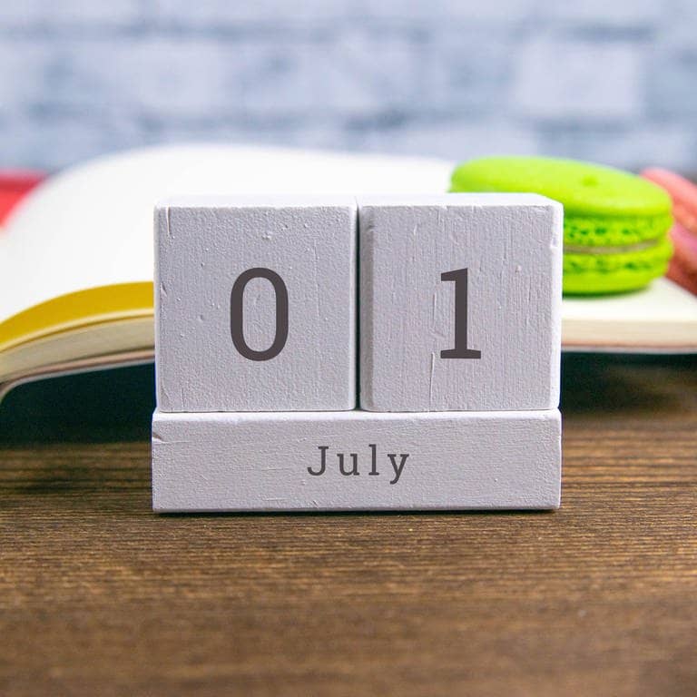 EIn Kalende raus Holz zeigt den 1. Juli als Datum an (Foto: IMAGO, IMAGO / Panthermedia)