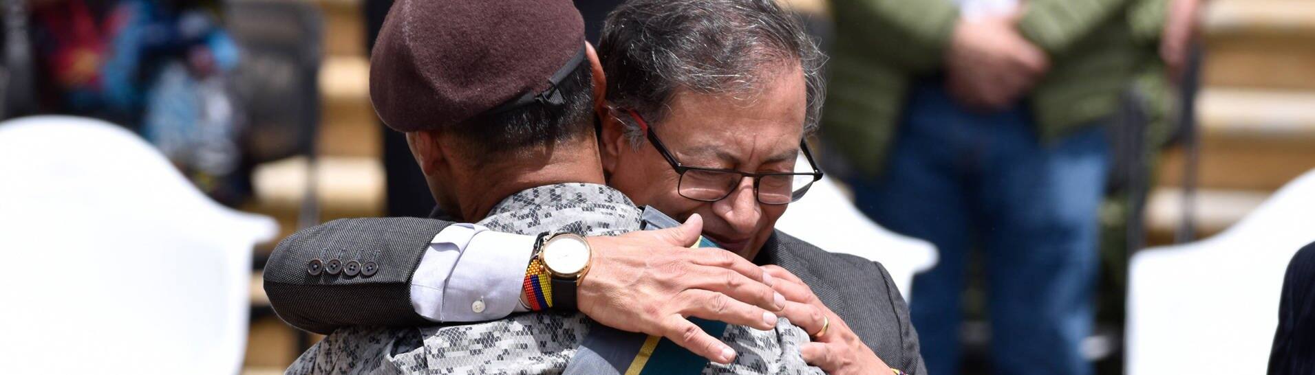 Kolumbiens President Gustavo Petro umarmt einen Soldaten. (Foto: IMAGO, IMAGO / ZUMA Wire)