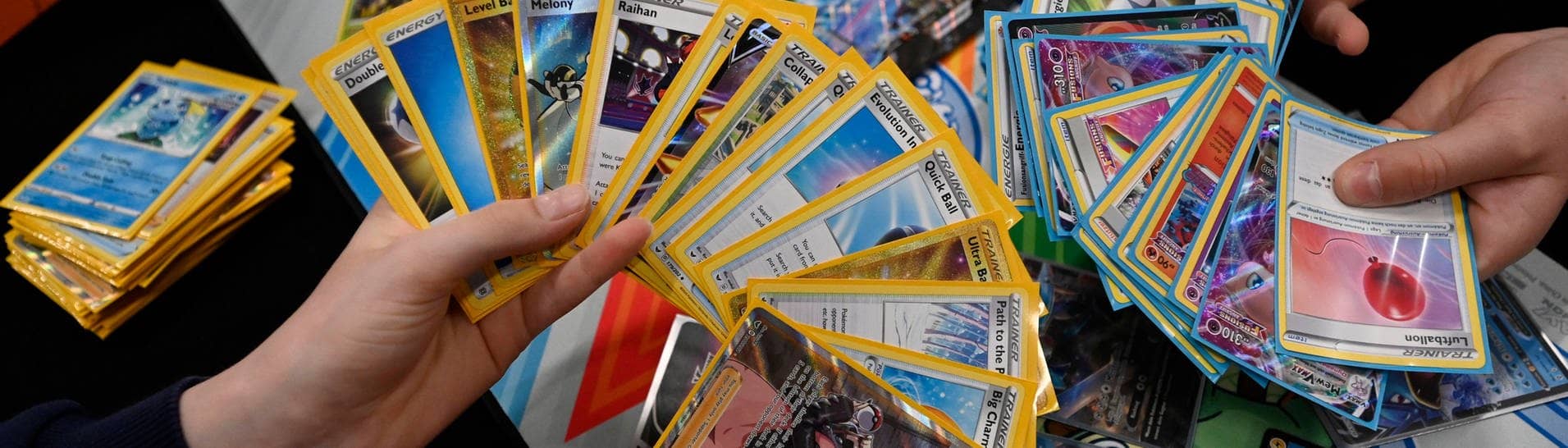 Spieler spielen mit Pokémon-Karten während der Pokémon-Europameisterschaft auf der Messe Frankfurt. In Japan gibt es immer mehr Raubüberfälle wegen der wertvollen Pokémon-Karten.  (Foto: IMAGO, IMAGO / brennweiteffm)