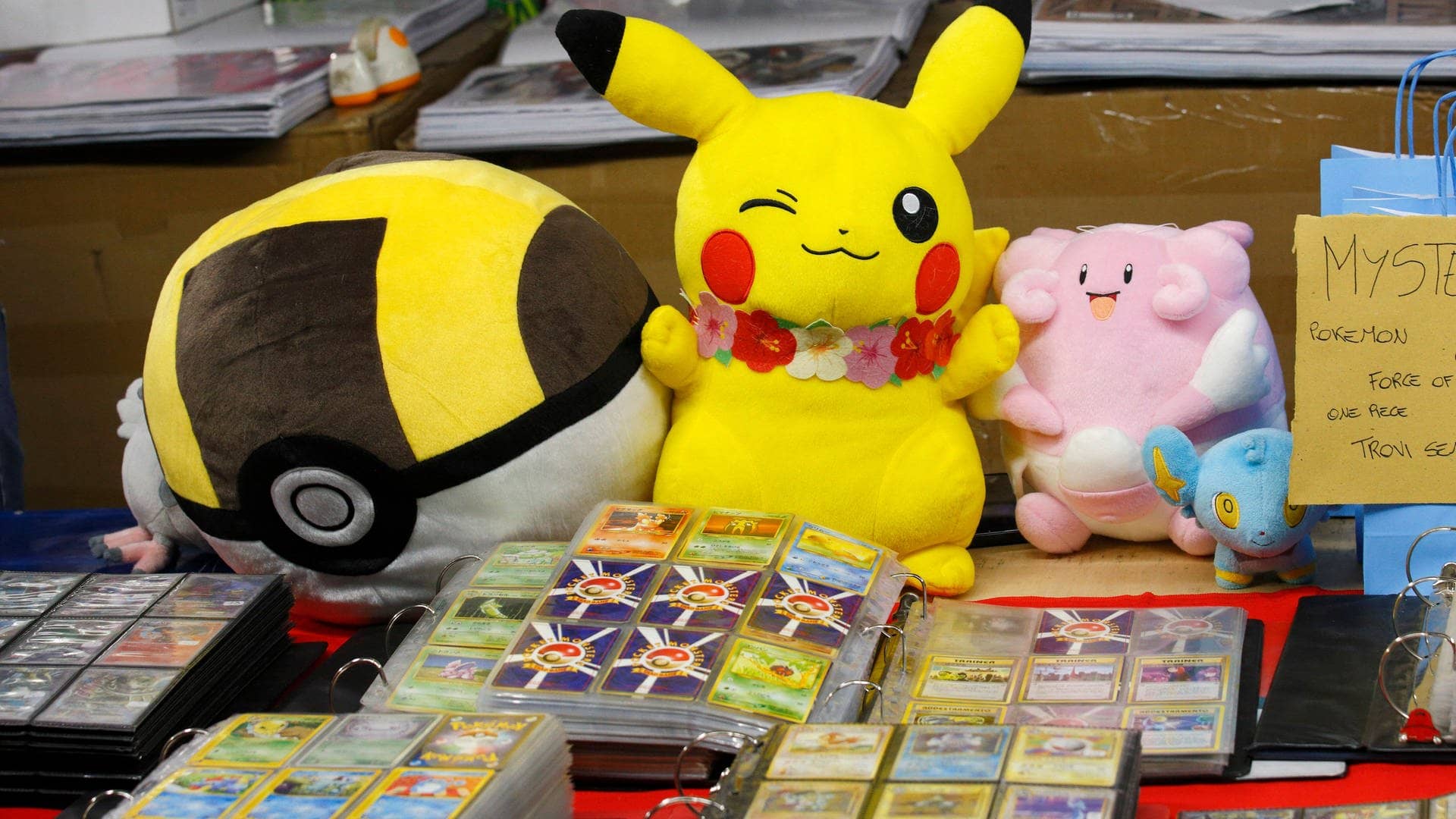 Pokémon-Karten liegen, einsortiert in Ordner auf einem Tisch während der Milan-Games-Week in Italien. In Japan gibt es immer mehr Raubüberfälle wegen der teuren Pokémon-Karten.  (Foto: IMAGO, IMAGO / Italy Photo Press)