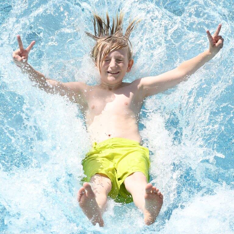 Ein Junge springt rückwärts in ein Schwimmbecken (Foto: dpa Bildfunk, picture alliance/dpa | Tobias Hase)