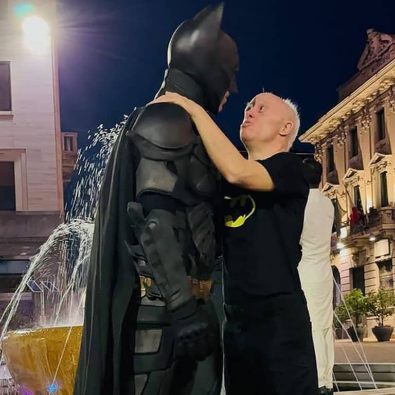 Ein als Batman verkleideter Mann triftt auf einen riesen Fan  (Foto: SWR, Foto mit Genehmigung von Max Wayne, bearbeitet von SWR3)
