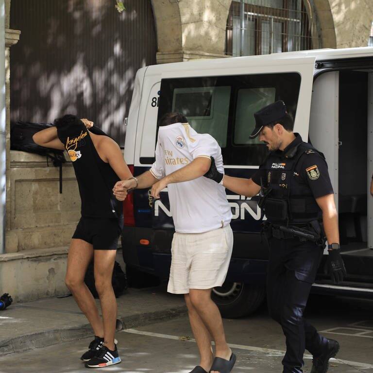 Polizisten führen die Verdächtigen zum Termin mit dem Haftrichter auf der Balearische Insel Mallorca. (Foto: dpa Bildfunk, picture alliance/dpa | Clara Margais)